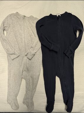 6-9 Mo Old Navy Ribbed Zip-Front Footed One-Piece Pajamas in Navy and Light Gray